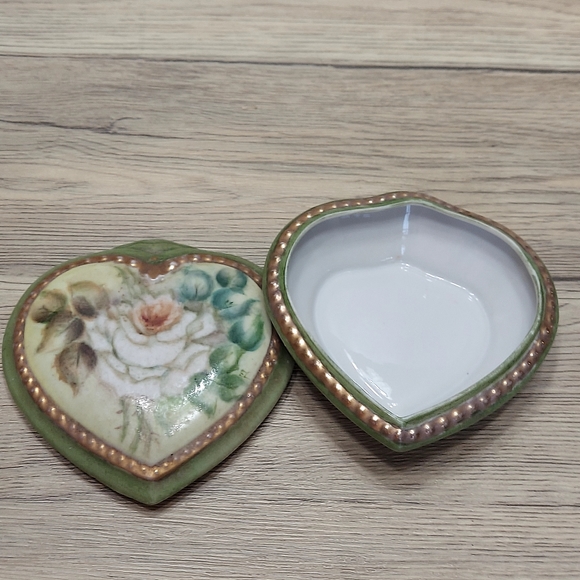 Vintage China Trinket Jewelry Heart Floral Lid Gift - Picture 2 of 3